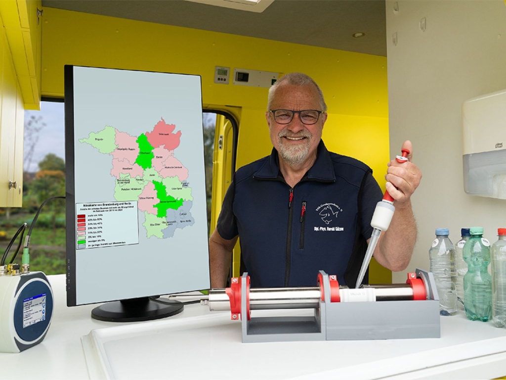 Harald Gülzow untersucht eine Brunnenwasserprobe