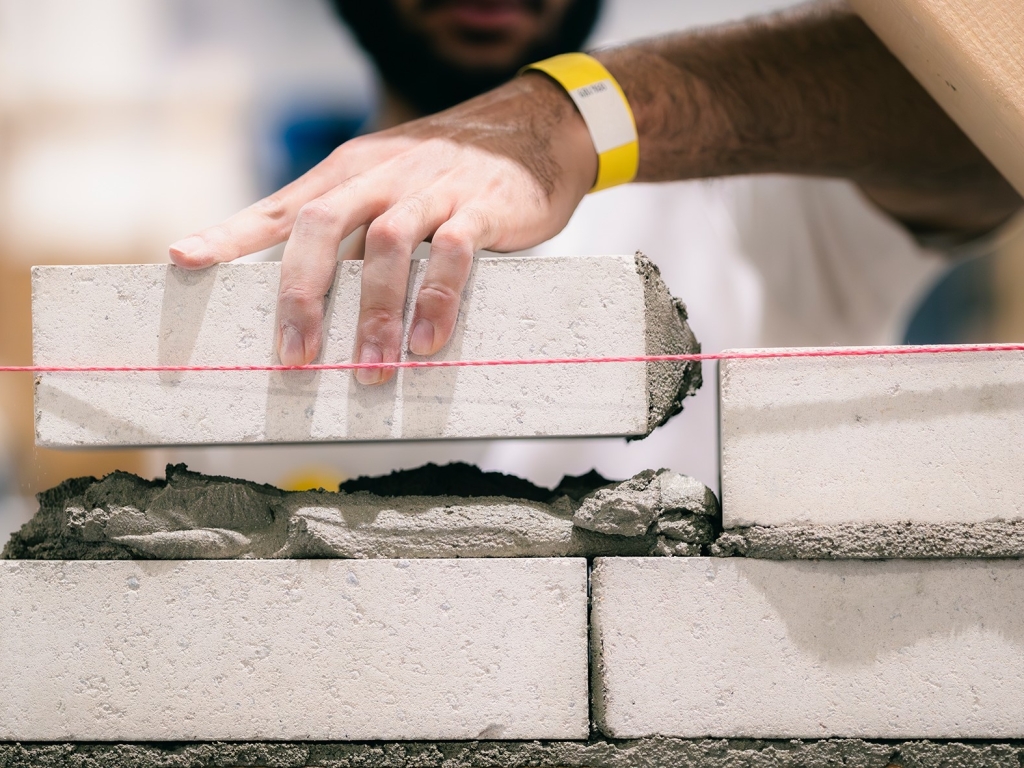 Aus Steinen werden Wohnungen: Maurer sind die Profis, die die Wohnungen im Kreis Märkisch-Oderland bauen. Aber der Bau braucht Nachwuchs: Freie Ausbildungsplätze gibt es.