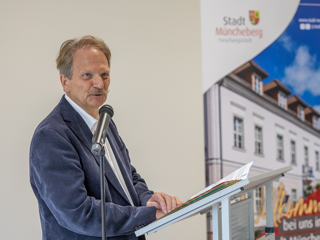 Bürgermeister Fritz-Georg Streichert bei seiner Eröffnungsrede