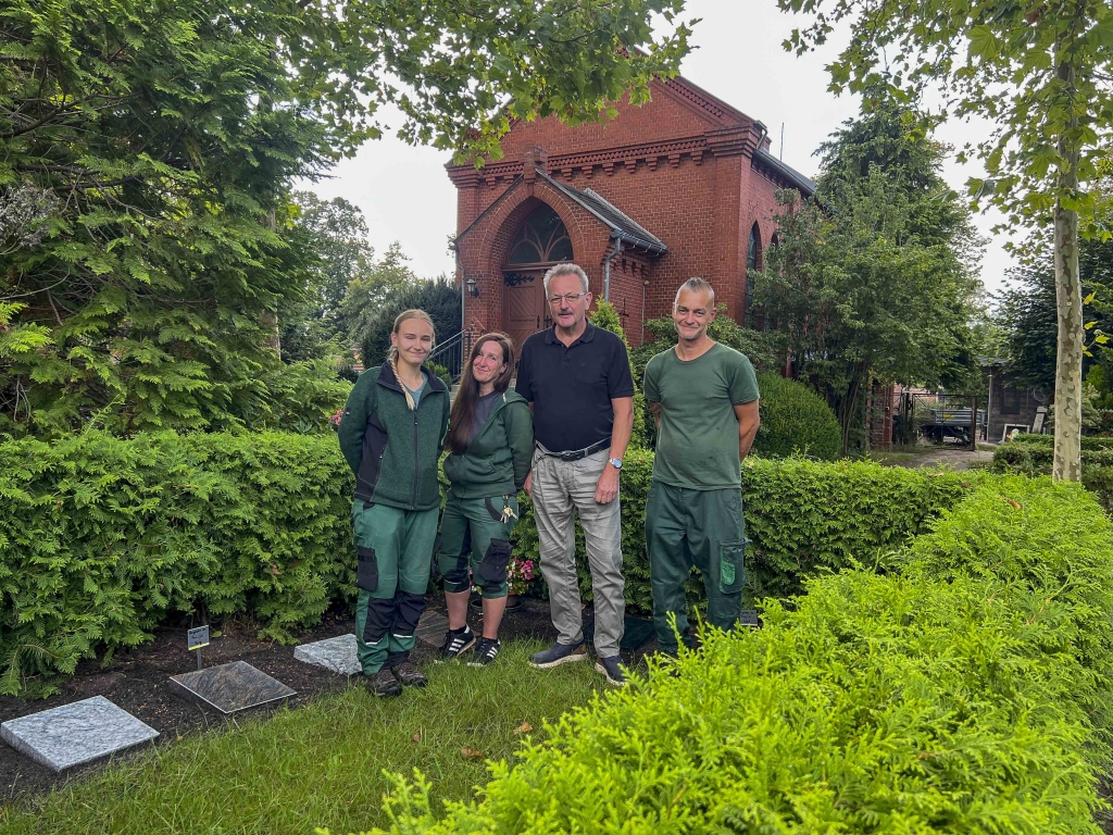 Lea Born, Katharine Wicht, Friedhofsverwalter Henry Arlt und  Fabian Grüning