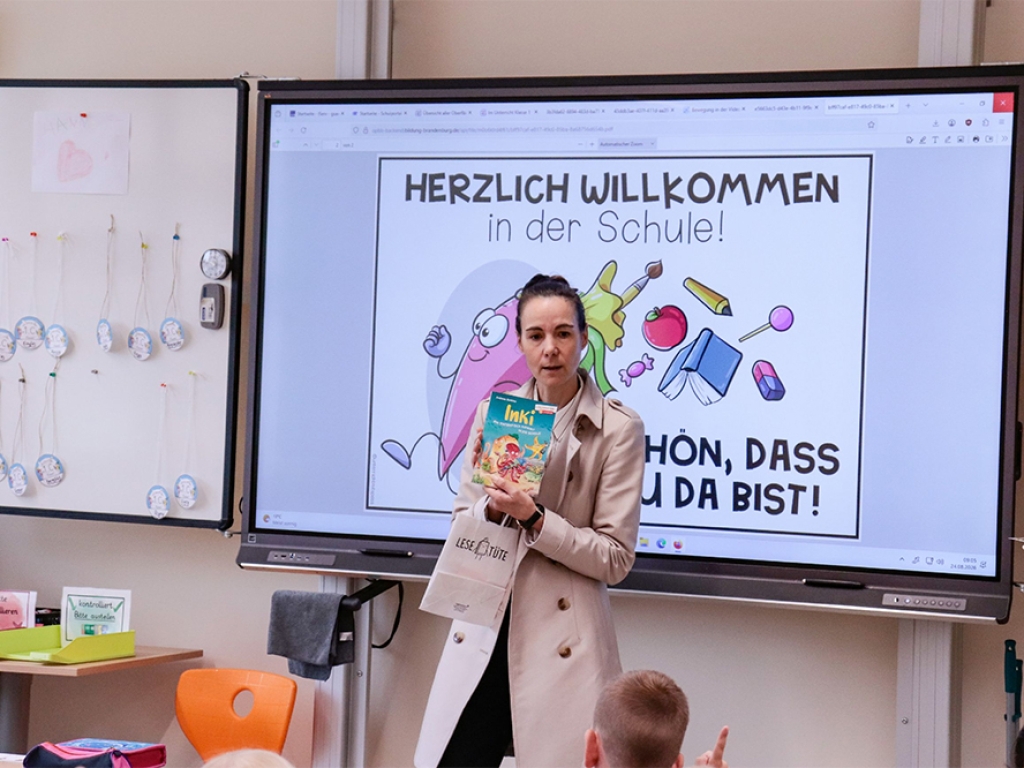 Bürgermeisterin Karolin Langner stellt die Lesetüte in der Grundschule am Wäldchen vor