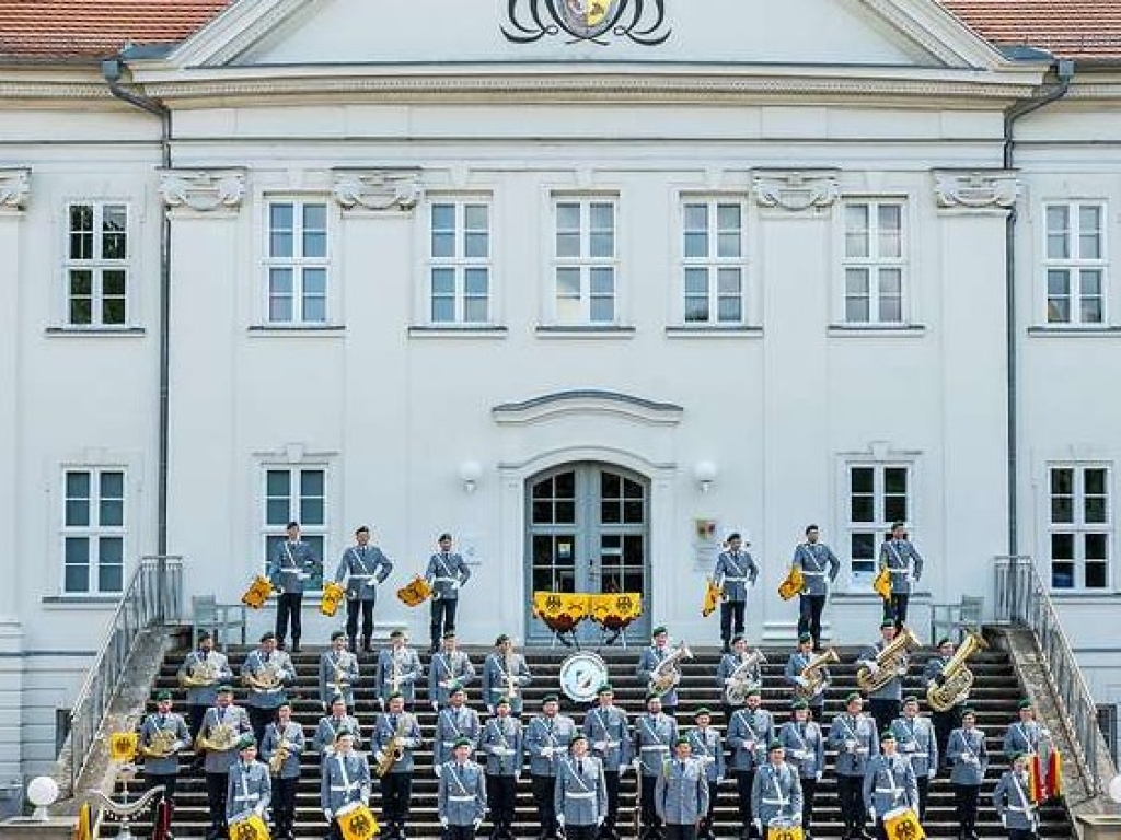 Das Musikkorps in Paradeuniform mit Pauken und Trompeten vor dem Schloss Hohenzieritz