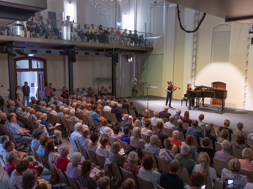 bis auf den letzten Platz gefüllter Saal in der Schloßkirche Altlandsberg