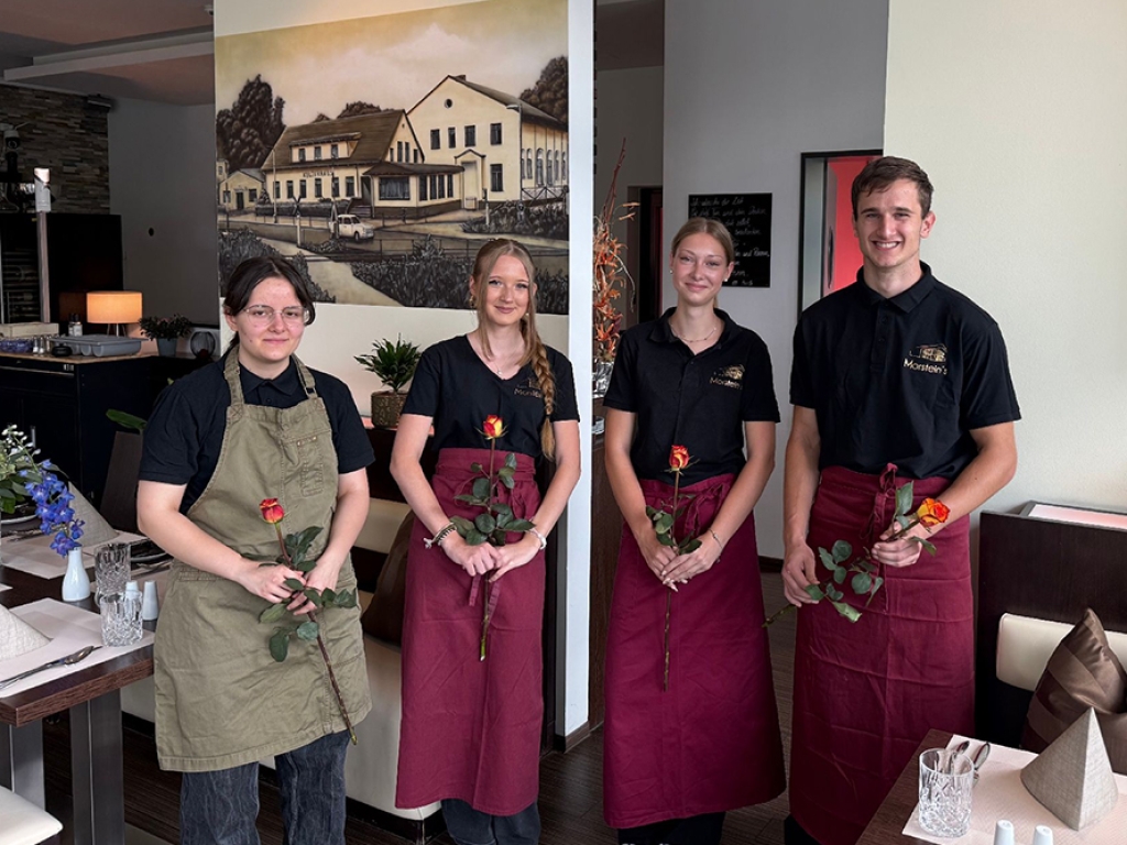 neue Auszubildende in Restaurant und Küche