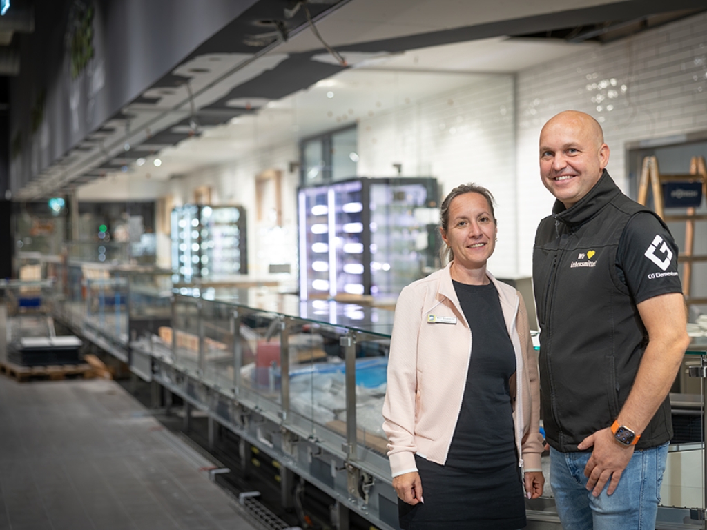 Marion und Jens Friedebold an der langen Bedientheke