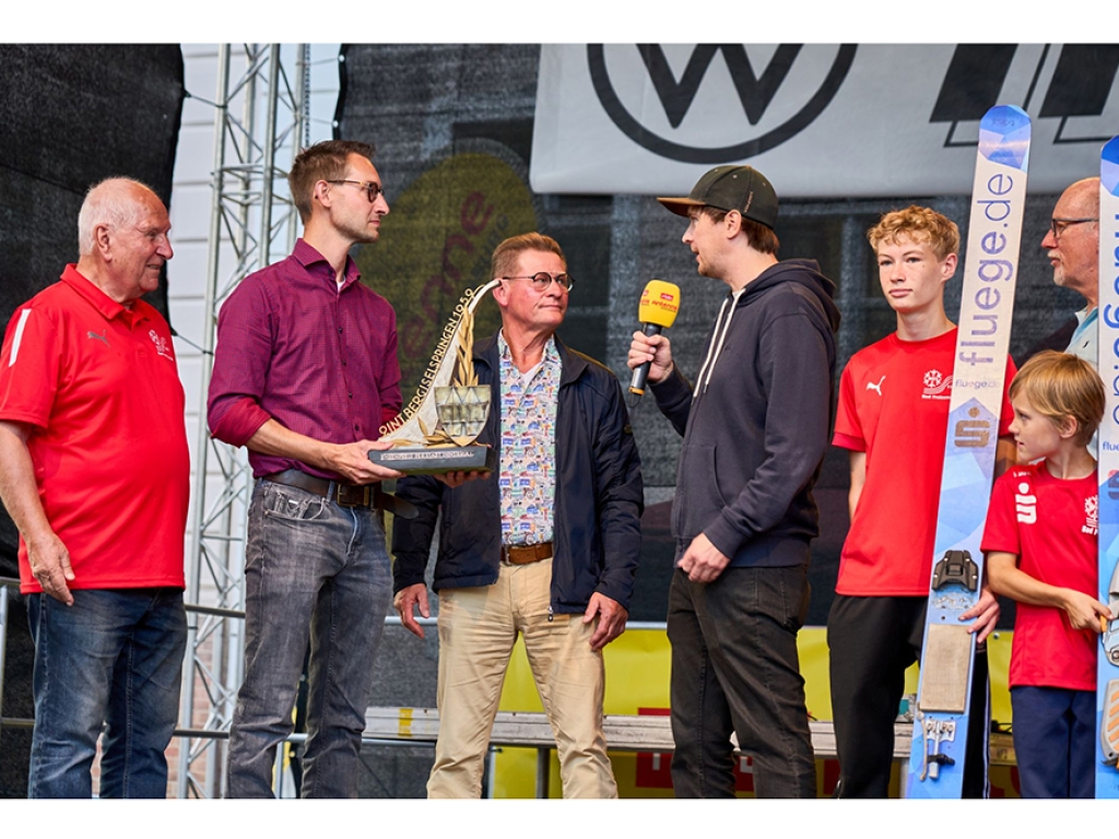 Landestrainer Stefan Wiedmann bedankt sich beim Spender Matthijs Poley (2. Von links) und verspricht, dass das Geld für die Nachwuchsarbeit des WSV genutzt wird