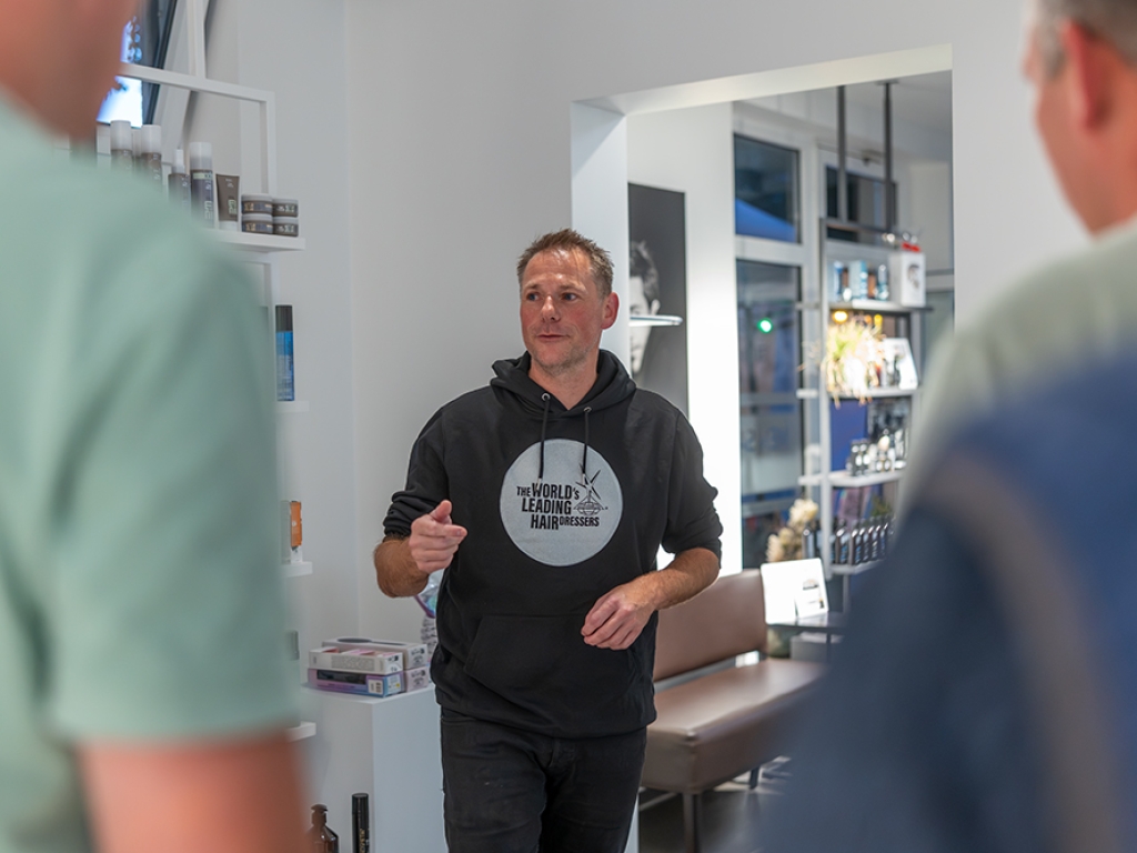 Daniel Schwefel in seinem Salon spricht über den Nutzen der Digitalisierung