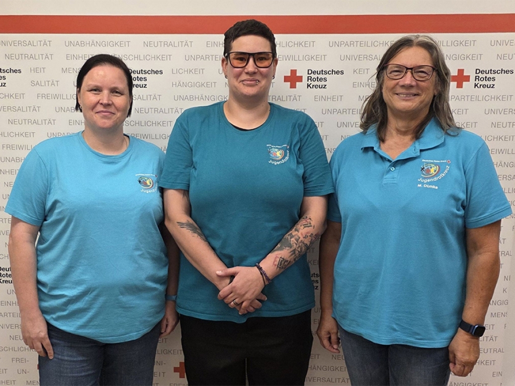 Kreisleitung: Die Erste Stellvertretende Kreisleiterin Jugendrotkreuz, Yvonne Volkmer, Kreisleiterin Linda Sinske, und die Ehrenamtskoordinatorin Jugendrotkreuz des DRK-Kreisverbandes Märkisch-Oder-Havel-Spree e.V., Marlis Dümke (v. l.)