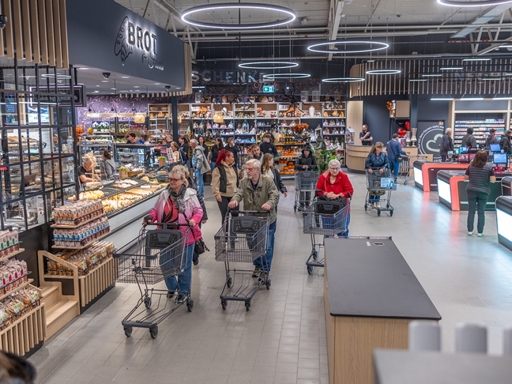 Erste Kunden im neuen Edeka Center Friedebold