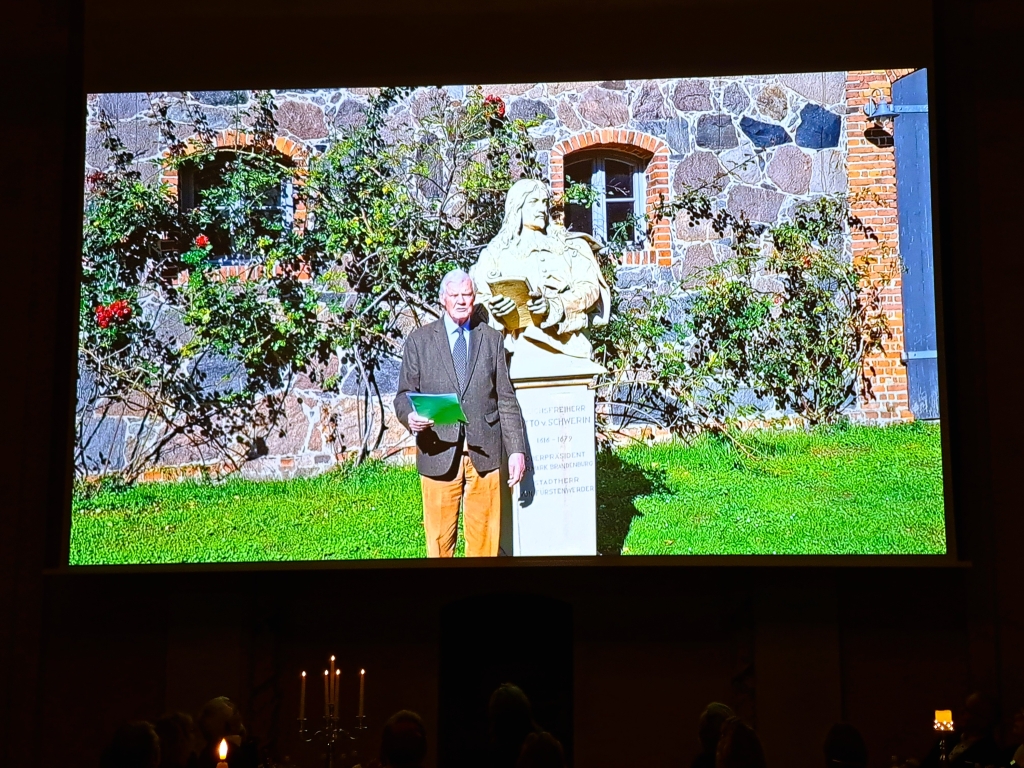Video-Grußwort von der Leinwand: Detlef Graf von Schwerin, Nachfahre des einst segensreich in der Stadt wirkenden Otto von Schwerin