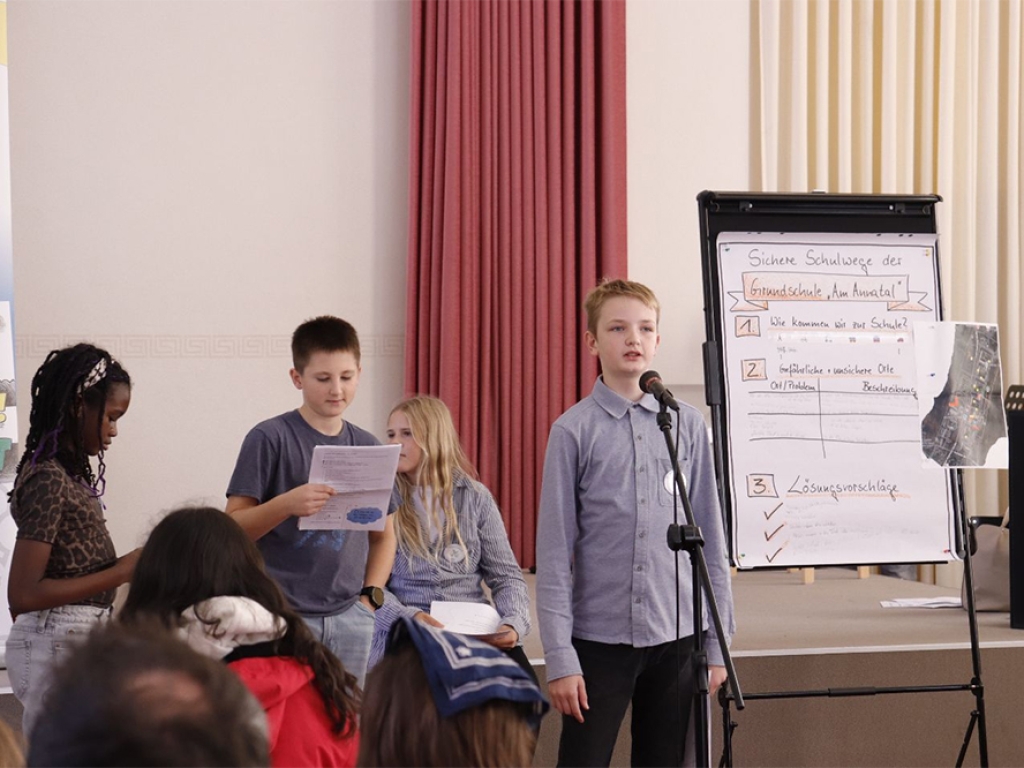 Die Schülerinnen der Grundschule Am Annatal bei der Präsentation der Ergebnisse