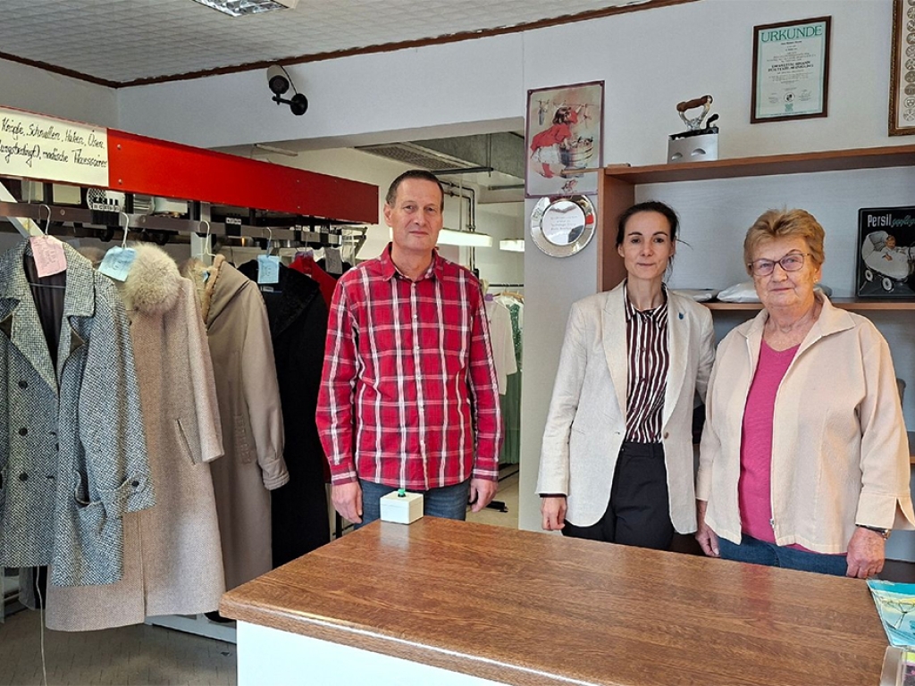 (v.l.) Robert Blume, Erste Beigeordnete und Kämmerin Karolin Langner und Gisela Blume
